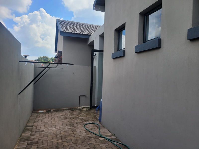 Charming and comfortable home in secure estate - Photo 5
