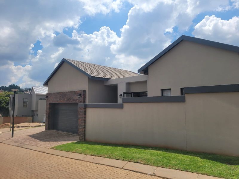 Charming and comfortable home in secure estate - Photo 3