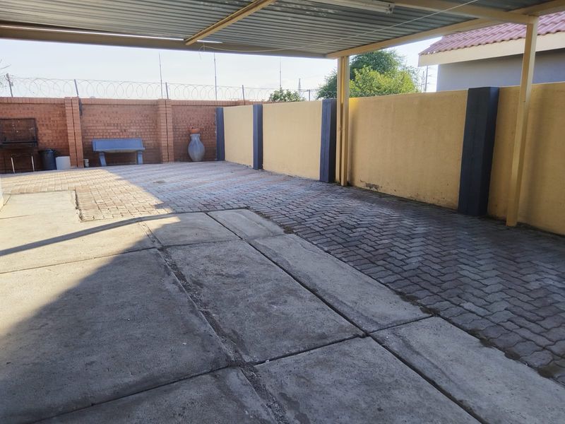 **Charming 2-Bedroom House in Freedom Park, Rustenburg – Your Dream Home Awaits!** - Photo 2