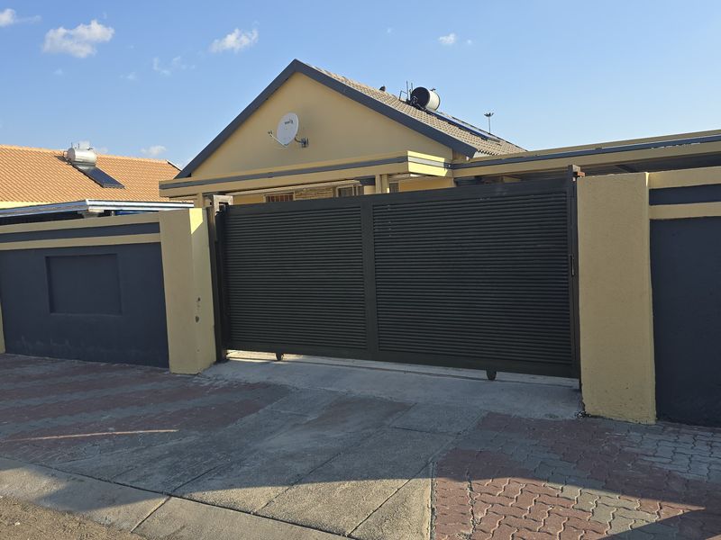 **Charming 2-Bedroom House in Freedom Park, Rustenburg – Your Dream Home Awaits!** - Photo 6