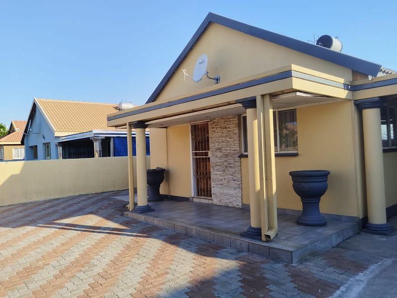 **Charming 2-Bedroom House in Freedom Park, Rustenburg – Your Dream Home Awaits!** - Photo 3