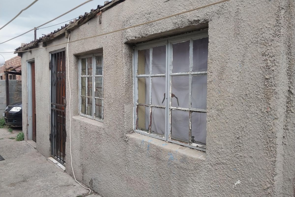 Renovation Gem – Unleash Your Creativity in This 2 Bedroom Fixer‐Upper! - Photo 4
