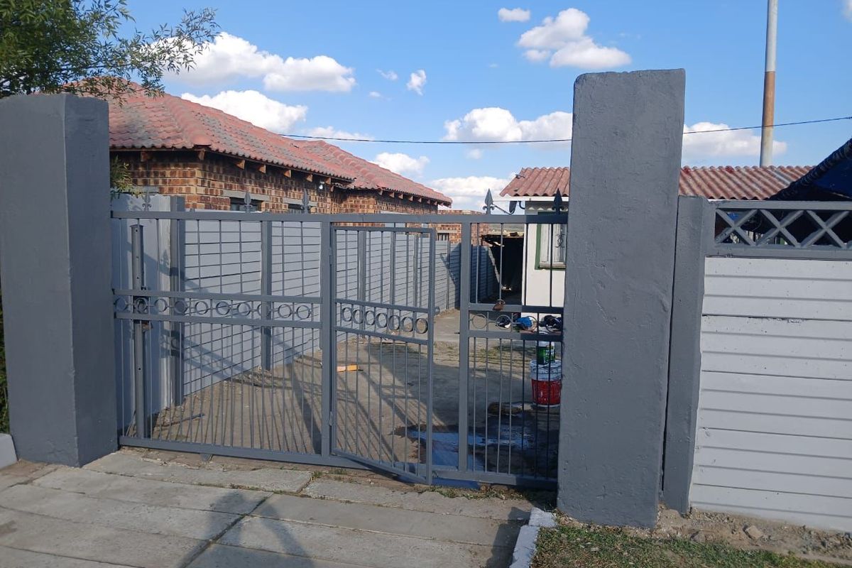 Renovation Gem – Unleash Your Creativity in This 2 Bedroom Fixer‐Upper! - Photo 2
