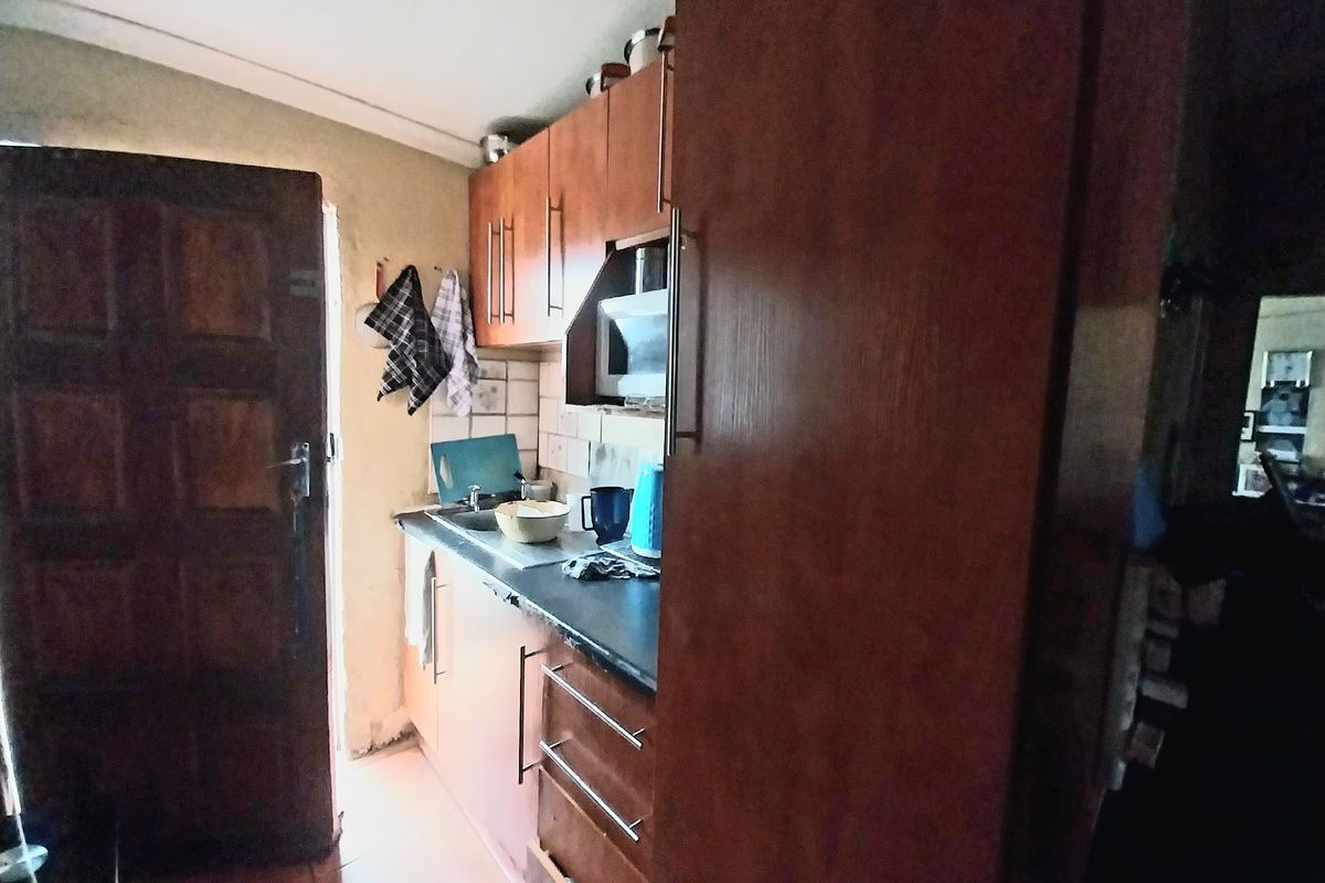 Renovation Gem – Unleash Your Creativity in This 2 Bedroom Fixer‐Upper! - Photo 5