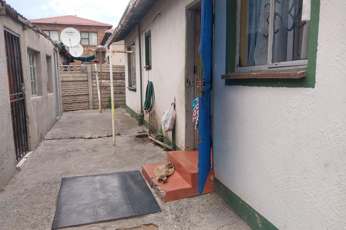 Renovation Gem – Unleash Your Creativity in This 2 Bedroom Fixer‐Upper! - Photo 3