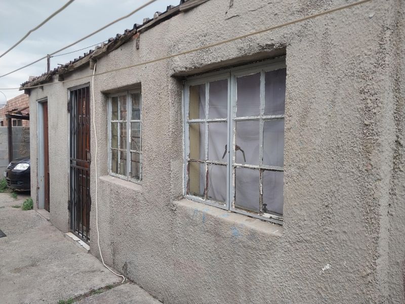 Renovation Gem – Unleash Your Creativity in This 2 Bedroom Fixer‐Upper! - Photo 4