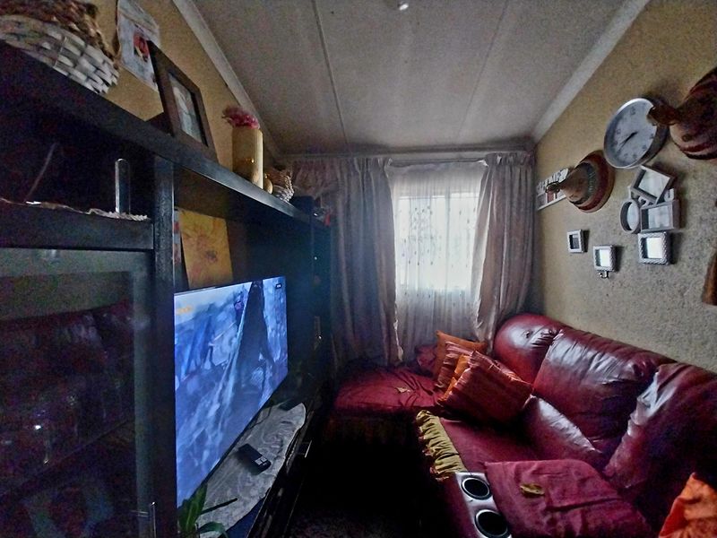 Renovation Gem – Unleash Your Creativity in This 2 Bedroom Fixer‐Upper! - Photo 7