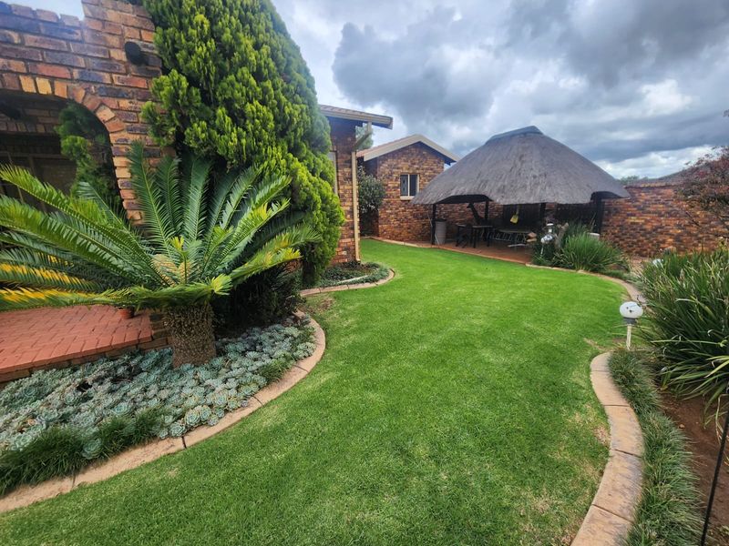 Loads of Character and Charm - Simplex Unit - Photo 2