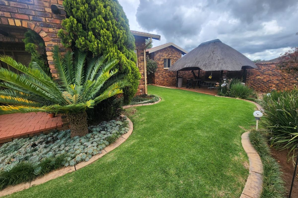 Loads of Character and Charm - Simplex Unit - Photo 2