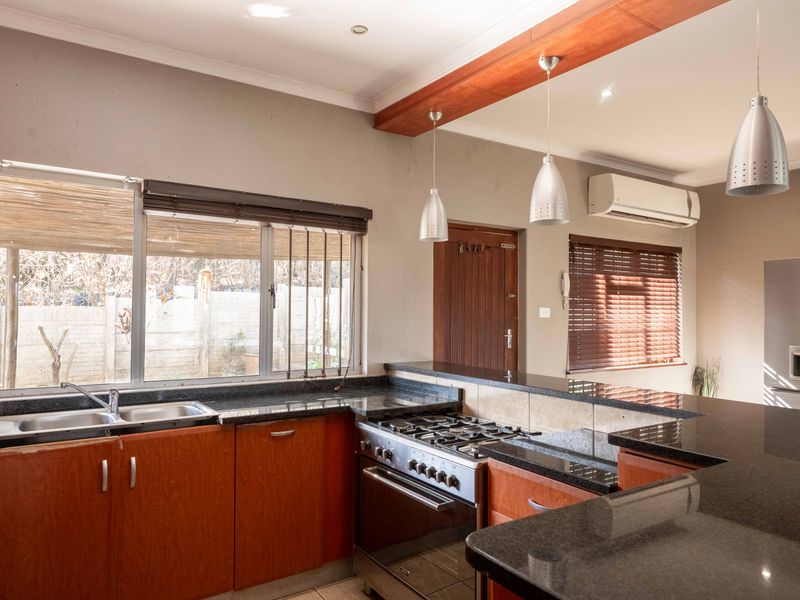 Spacious home in Freeland Park - Photo 6