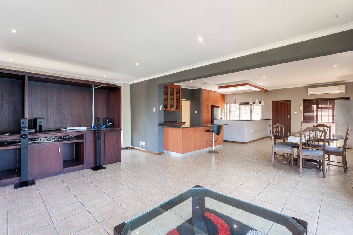 Spacious home in Freeland Park - Photo 2