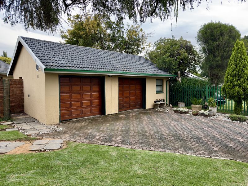 Stylish Eco Home with Solar, Water Backup, and Garden Oasis. - Photo 2