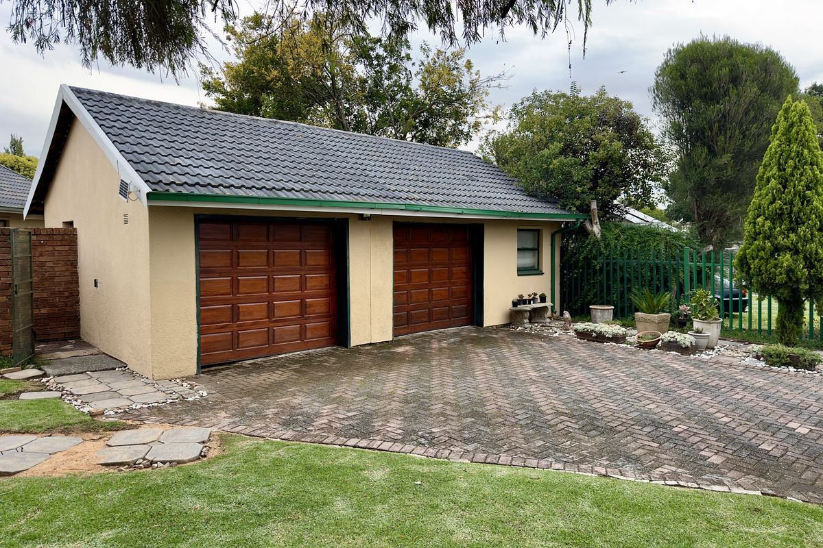 Stylish Eco Home with Solar, Water Backup, and Garden Oasis. - Photo 2