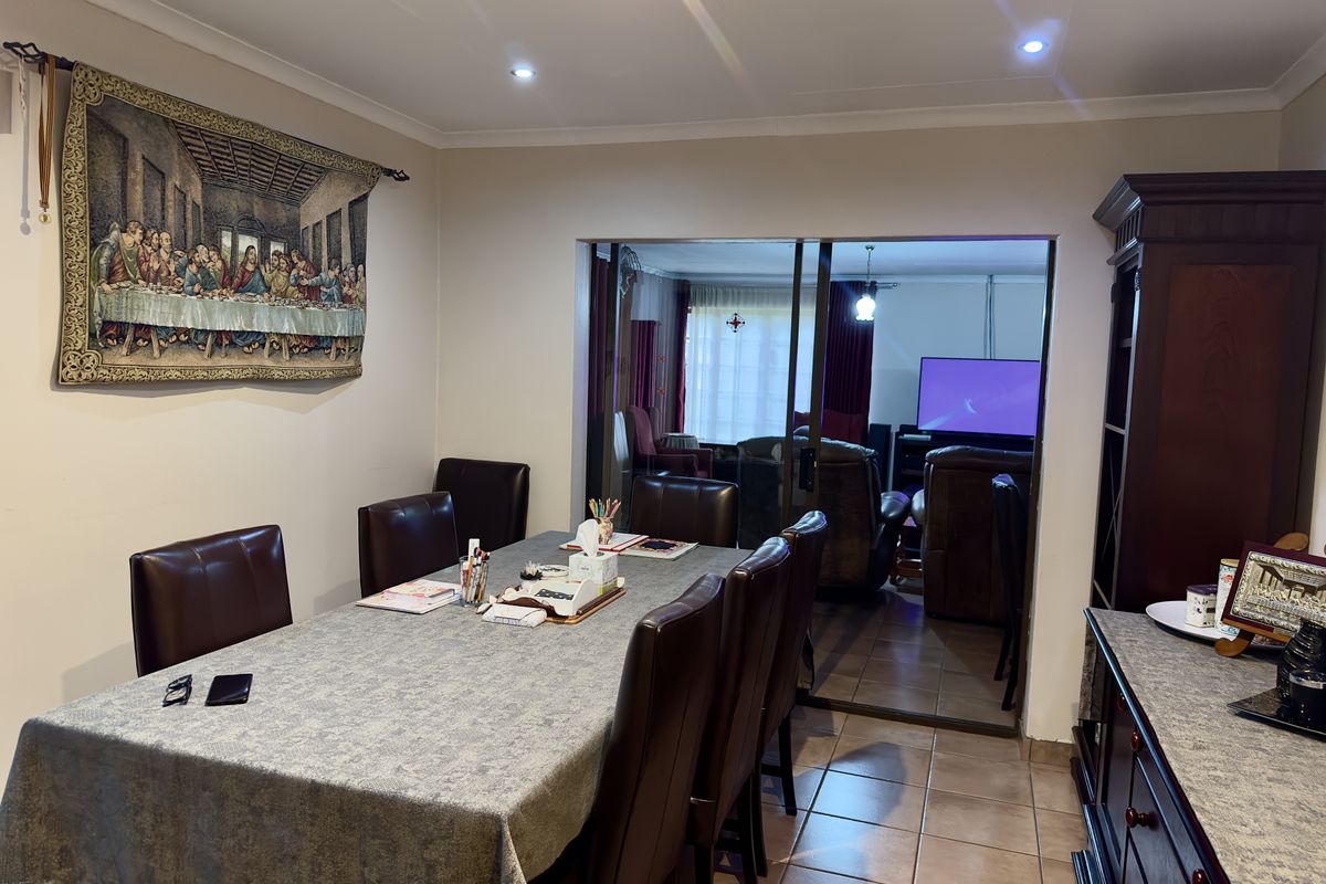 Stylish Eco Home with Solar, Water Backup, and Garden Oasis. - Photo 5