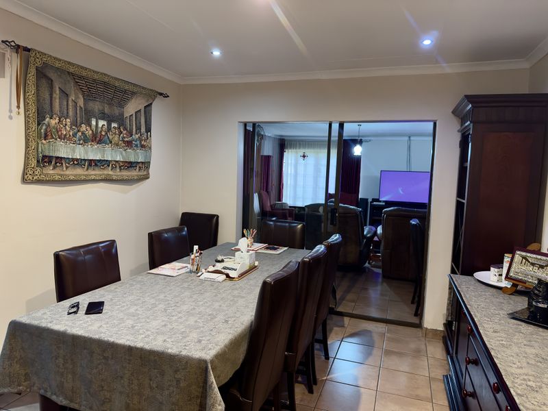 Stylish Eco Home with Solar, Water Backup, and Garden Oasis. - Photo 5