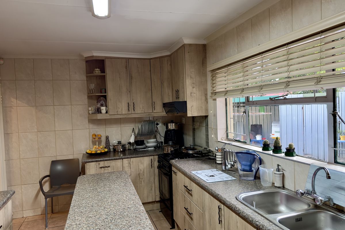 Stylish Eco Home with Solar, Water Backup, and Garden Oasis. - Photo 4