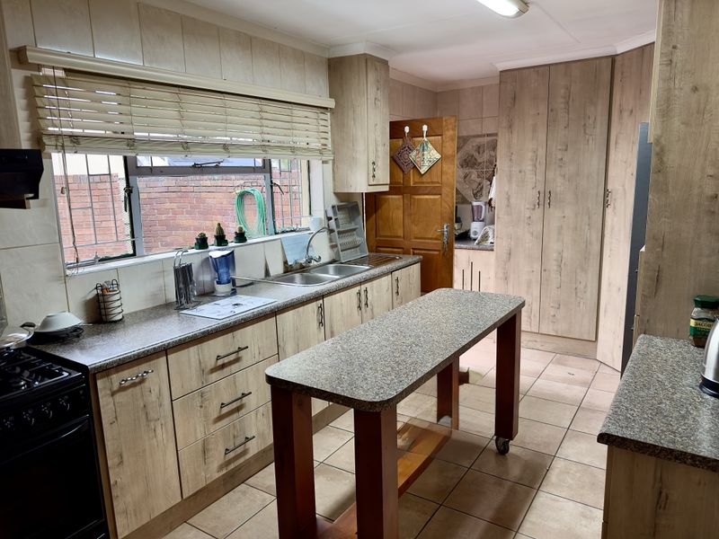 Stylish Eco Home with Solar, Water Backup, and Garden Oasis. - Photo 3