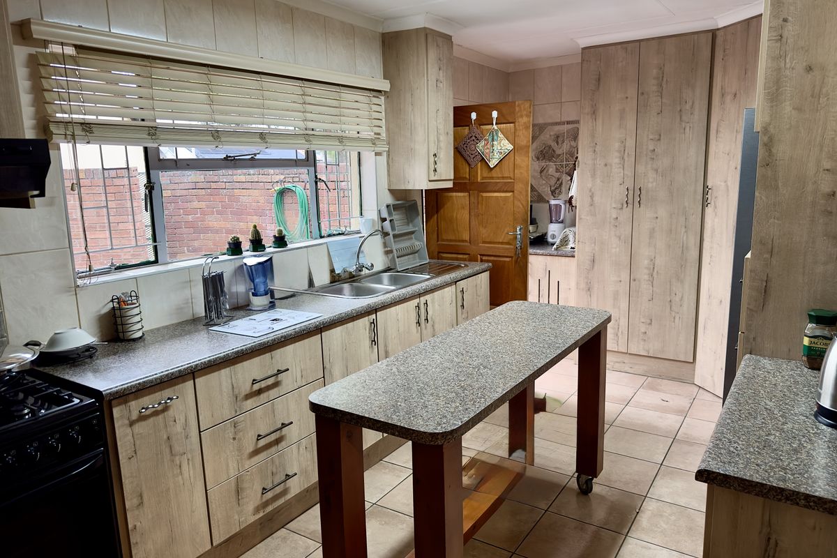 Stylish Eco Home with Solar, Water Backup, and Garden Oasis. - Photo 3