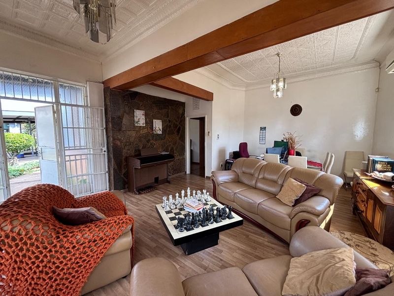 For Sale 3 Bedroom House with a 1 Bedroom cottage on a Double Stand - Photo 3