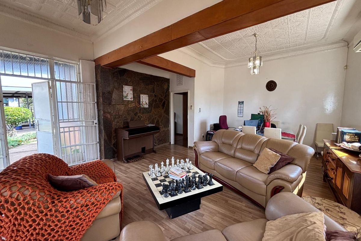 For Sale 3 Bedroom House with a 1 Bedroom cottage on a Double Stand - Photo 3