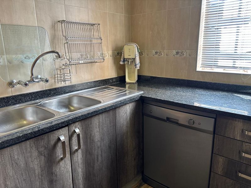 For Sale 3 Bedroom House with a 1 Bedroom cottage on a Double Stand - Photo 8