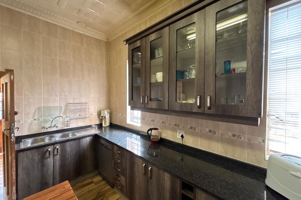 For Sale 3 Bedroom House with a 1 Bedroom cottage on a Double Stand - Photo 5