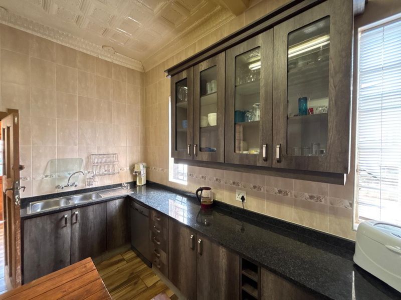 For Sale 3 Bedroom House with a 1 Bedroom cottage on a Double Stand - Photo 5