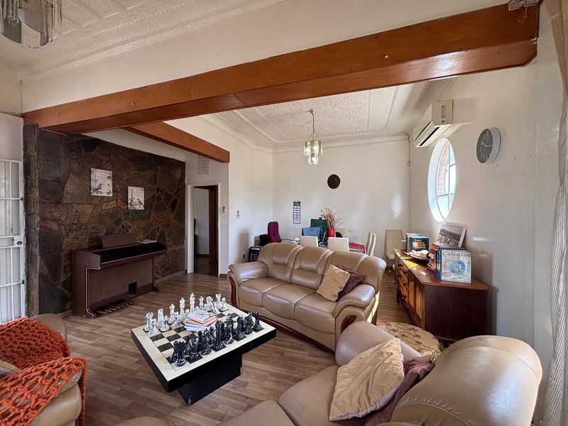 For Sale 3 Bedroom House with a 1 Bedroom cottage on a Double Stand - Photo 4