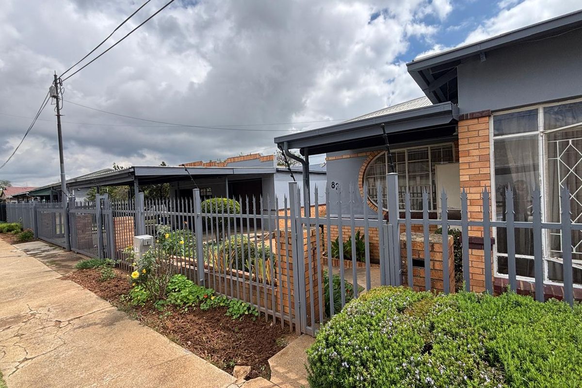 For Sale 3 Bedroom House with a 1 Bedroom cottage on a Double Stand - Photo 2