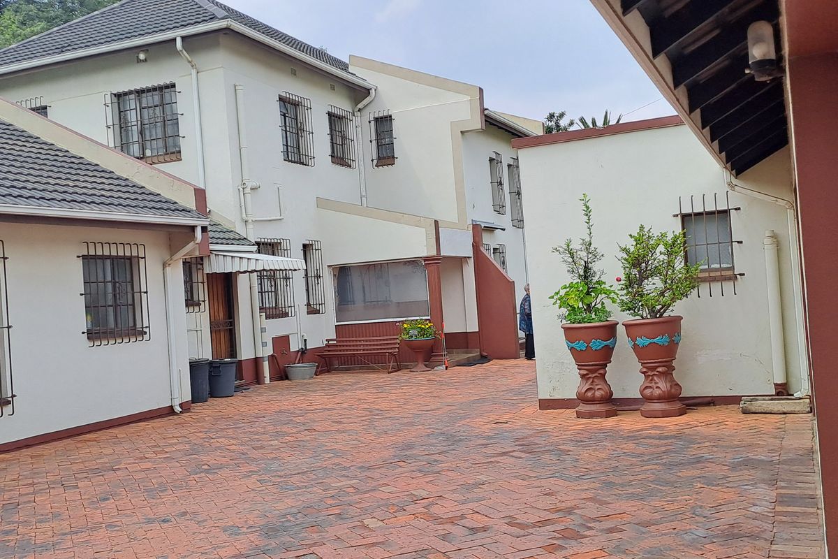 Large corner stand splendid double storeyfamily house - Photo 4