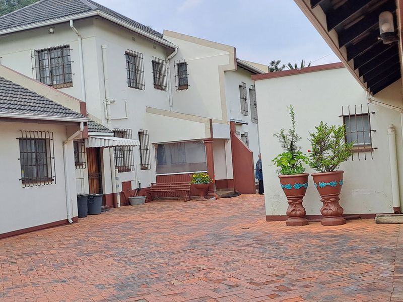 Large corner stand splendid double storeyfamily house - Photo 4