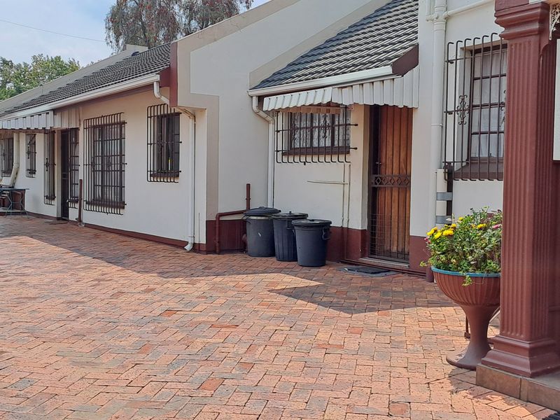 Large corner stand splendid double storeyfamily house - Photo 2