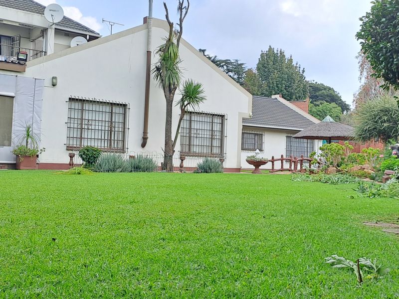 Large corner stand splendid double storeyfamily house - Photo 8