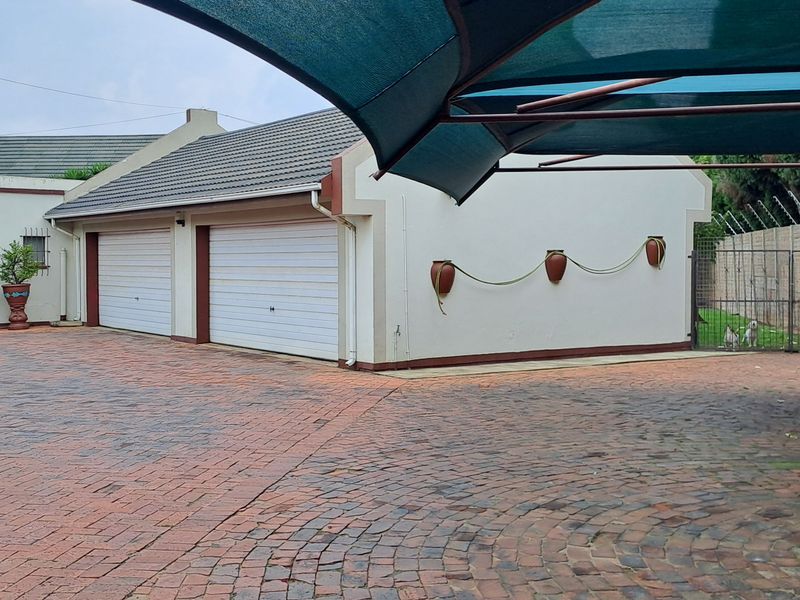 Large corner stand splendid double storeyfamily house - Photo 6