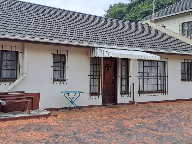 Large corner stand splendid double storeyfamily house - Photo 5