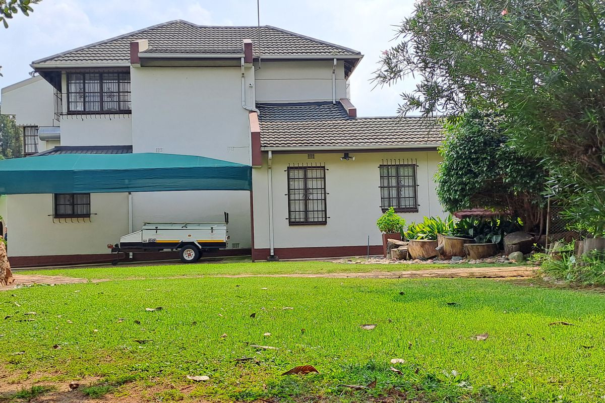 Large corner stand splendid double storeyfamily house - Photo 3