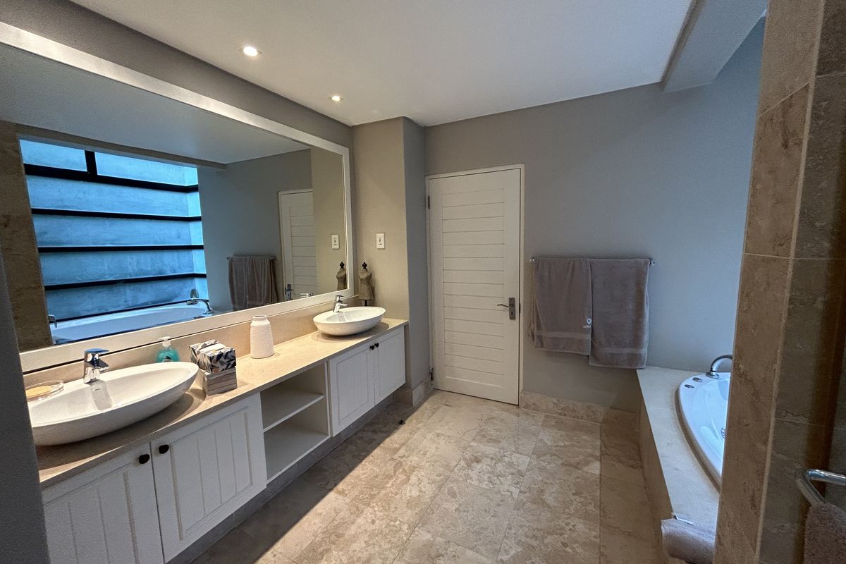 Luxury Apartment on Secure Golf Estate! - Photo 3