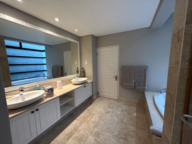 Luxury Apartment on Secure Golf Estate! - Photo 3