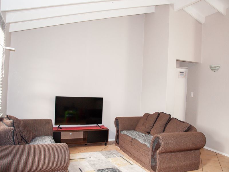 Private, Easy-Care Lifestyle For R1 200 000 - Photo 3