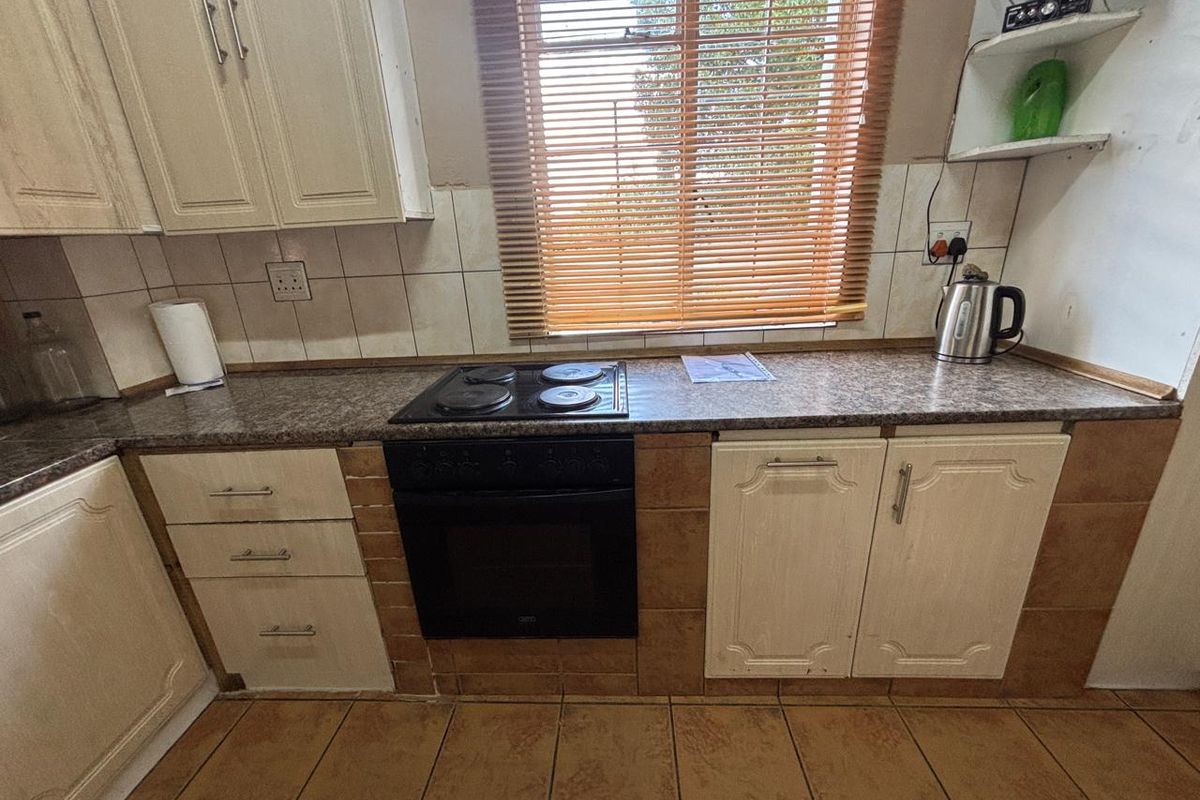 3-Bedroom House for Sale in Homelake – Endless Potential! - Photo 4