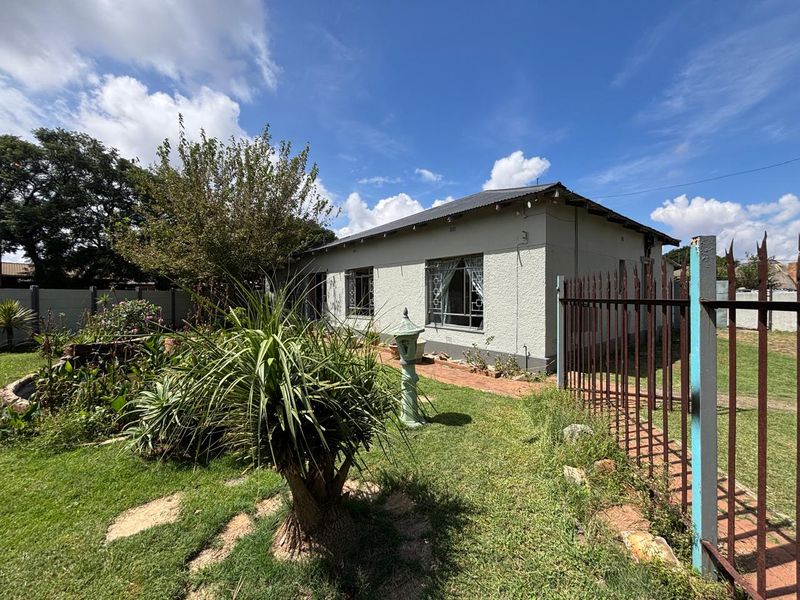 3-Bedroom House for Sale in Homelake – Endless Potential! - Photo 2