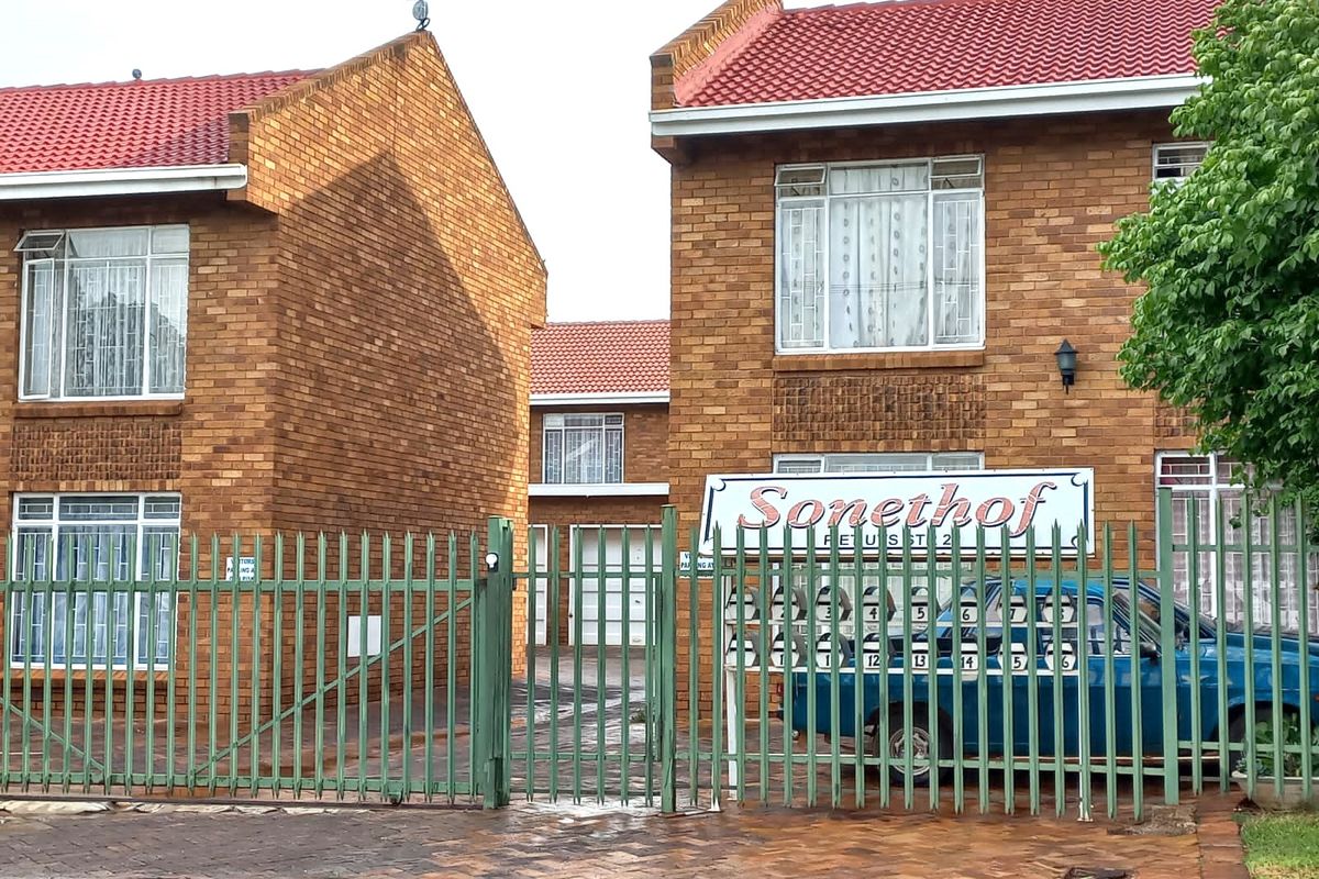 2-Bedroom Apartment in the Heart of Potchefstroom - Photo 2