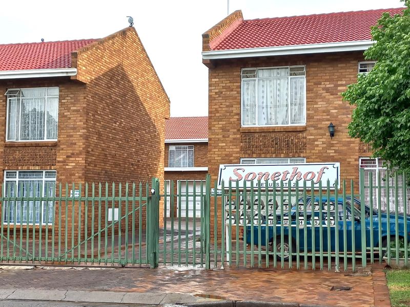 2-Bedroom Apartment in the Heart of Potchefstroom - Photo 2