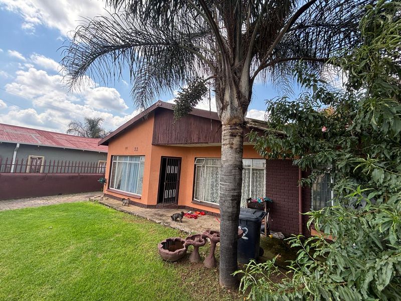 4-Bedroom Family Home with 2-Bedroom Flat – Huge Potential! - Photo 5