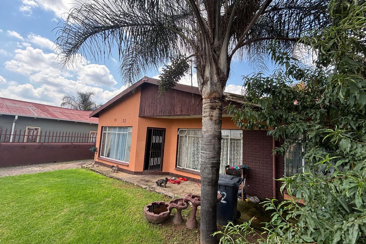 4-Bedroom Family Home with 2-Bedroom Flat – Huge Potential! - Photo 5