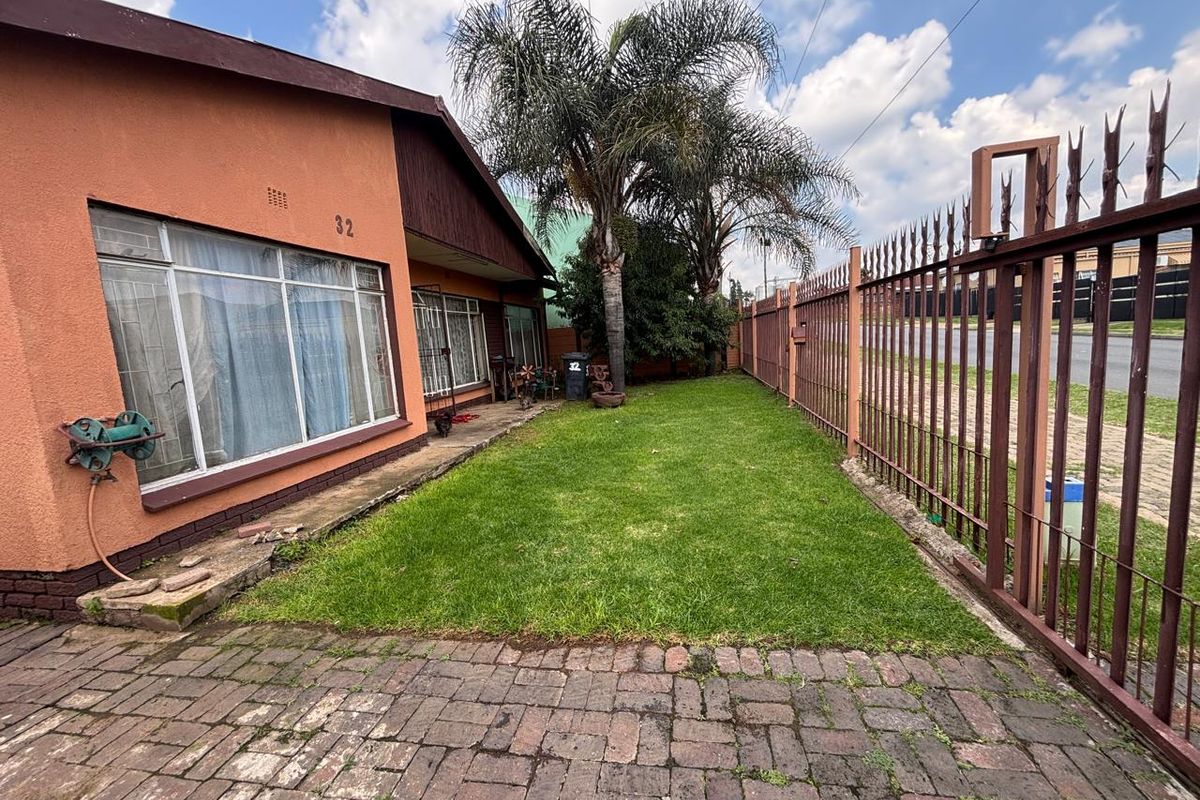 4-Bedroom Family Home with 2-Bedroom Flat – Huge Potential! - Photo 4