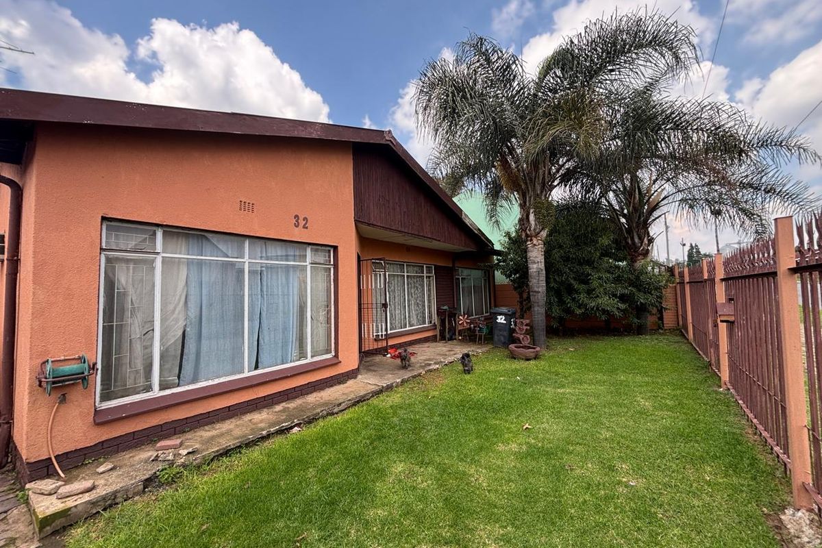 4-Bedroom Family Home with 2-Bedroom Flat – Huge Potential! - Photo 2