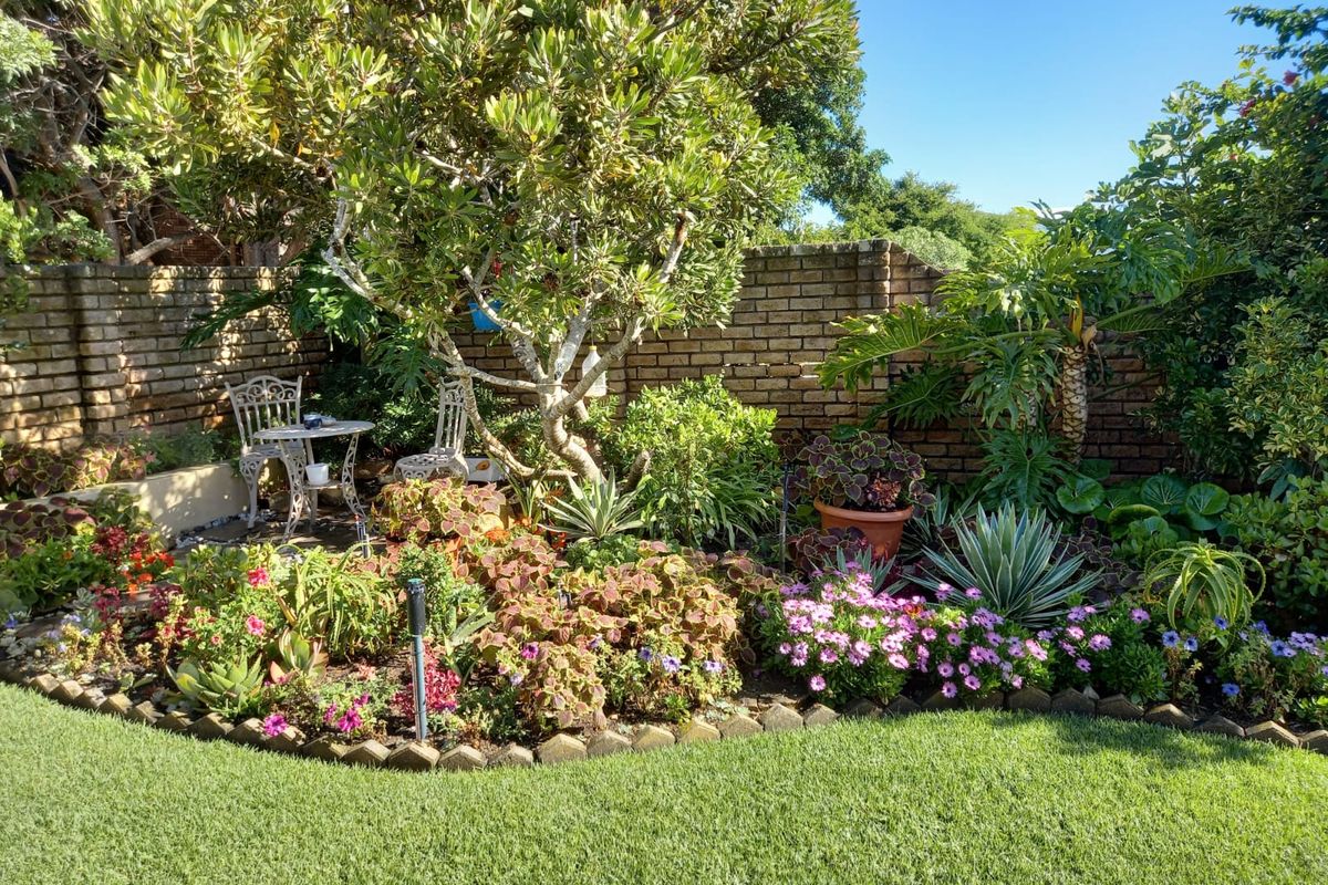 Stunning Hillside Retreat with Breathtaking Views - Photo 4