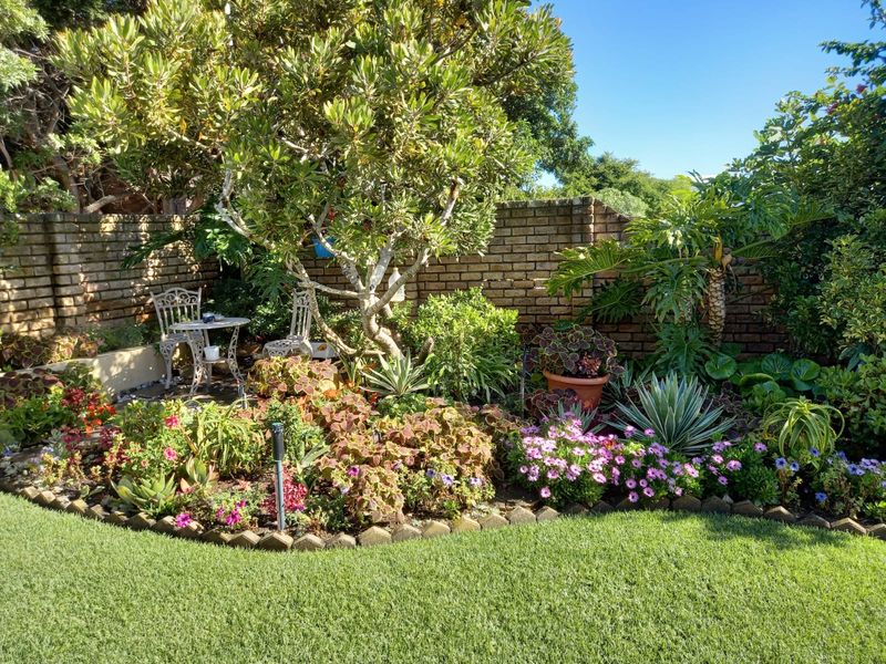 Stunning Hillside Retreat with Breathtaking Views - Photo 4