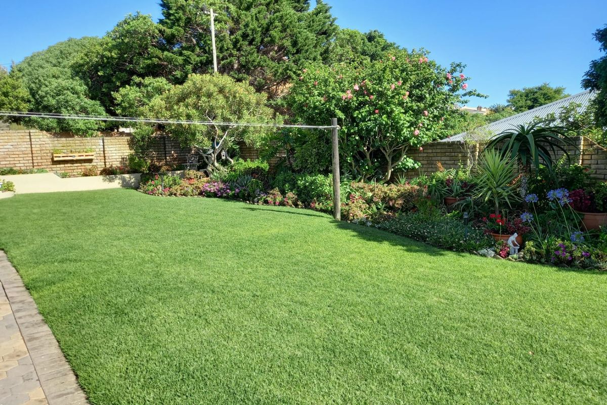 Stunning Hillside Retreat with Breathtaking Views - Photo 3